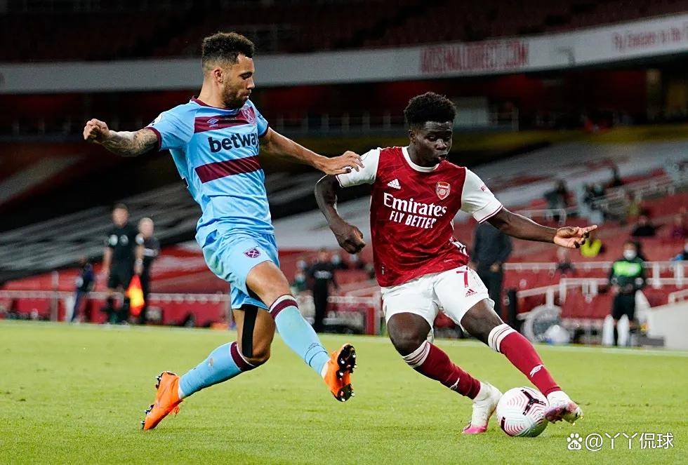 世界杯预热海报里没有C罗遭质疑，FIFA删除原海报改“怀旧”